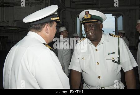 FREEPORT, Bahamas (16 giugno 2017) Capt. James Midkiff (sinistra), comandante, accoglie favorevolmente la Commodore Tellis Bethel, commander, Royal Bahamas Defence Force, a bordo di un assalto anfibio nave USS Iwo Jima (LHD 7) per una cerimonia di accoglienza. Iwo Jima è in Freeport per una porta programmata visita per continuare a crescere il rapporto di lunga data tra gli Stati Uniti e le Bahamas e consentire l'equipaggio della nave per sperimentare la cultura della nazione caraibica. Foto Stock