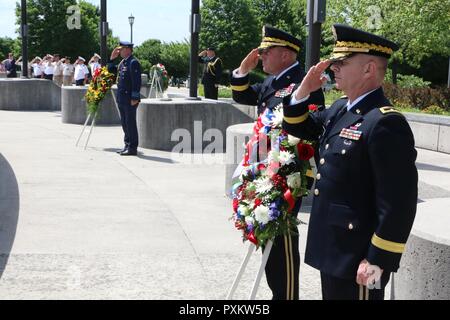 Il Mag. Gen. Timothy P. Williams, Aiutante Generale della Virginia, e Briga. Gen. Walter Mercer, Virginia Guardia Nazionale Assistant aiutante generale - esercito, collocare una corona di fiori in onore di U.S. Forze armate a livello nazionale D-Day Memorial Giugno 6, 2017, in Bedford, Virginia. Foto Stock