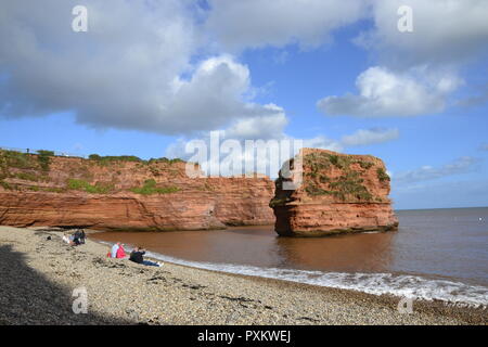 Le rocce rosse di Ladram Bay, vicino a Sidmouth, nel Devon, Regno Unito Foto Stock