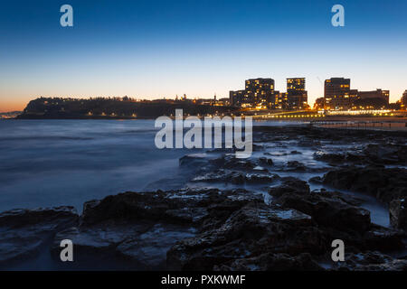 Newcastle spiaggia al tramonto dalle rocce. Newcastle Australia è la seconda città più antica e ha alcuni fantastici litorale adiacente all'area CBD. Foto Stock