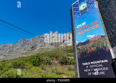 La Funivia di andare fino a Table Mountain e Cape Town, Sud Africa Foto Stock