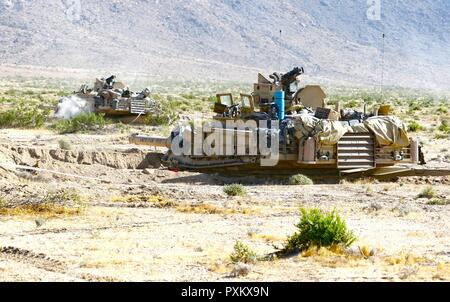 M1A2 SEPv2 Abrams cisterne con il primo battaglione, 155Reggimento di Fanteria, attendere nel preparato le posizioni difensive per impegnare forze di opposizione veicoli corazzati durante un esercizio di difesa presso il Centro Nazionale di allenamento Giugno 2, 2017. (Mississippi Foto Stock