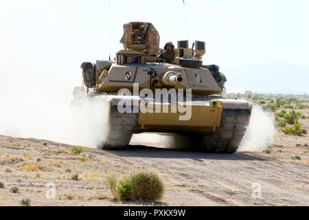 Un M1A2 SEPv2 Abrams serbatoio con la società C, 1° Battaglione, 155Reggimento di Fanteria, si sposta ad impegnare forze di opposizione veicoli corazzati durante un esercizio di difesa presso il Centro Nazionale di allenamento Giugno 2, 2017. Il 1-155 è parte del 155Armored Brigade Combat Team ed è il sesto più antico reggimento di fanteria nell'esercito di Stati Uniti. (Mississippi Foto Stock