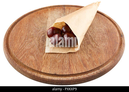 Le castagne in confezione di carta sul piatto di legno. Isolato su sfondo bianco. Foto Stock