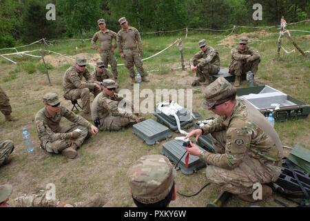 Gruppo di Combattimento Polonia negli Stati Uniti gli ingegneri di combattimento imparare ad assemblare il braccio e un anti-ostacolo personale violando il principio di sistema durante la formazione nei pressi di Bemowo Piskie Area Formazione Giugno 9. Sciopero di Saber 17 è un U.S. Esercito Europa-led multinazionale di forze combinate esercizio condotte annualmente per migliorare l'alleanza NATO in tutta la regione del Baltico e in Polonia. Questo anno di esercizio include integrati e sincronizzati la dissuasione-orientata di formazione progettati per migliorare l'interoperabilità e la disponibilità di 20 nazioni partecipanti' forze armate. Foto Stock