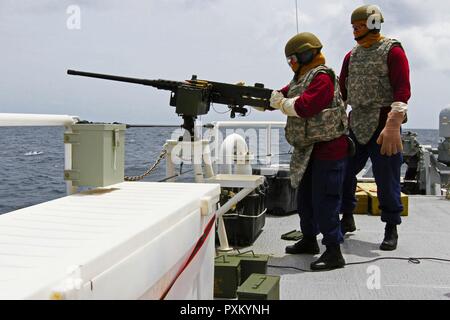 United States Coast Guard marinaio Mia Mauro, chi è assegnato all'USCG taglierina Winslow Griesser, si prepara a fuoco un M2 .calibro 50 mitragliatrice durante l'esercizio Tradewinds 2017 a Barbados Stazione della Guardia Costiera,,Giugno 6, 2017. Militari e civili provenienti da 20 paesi partecipano a questo anno di esercizio in Barbados e Trinidad & Tobago, che dura da giugno 6-17, 2017. Foto Stock