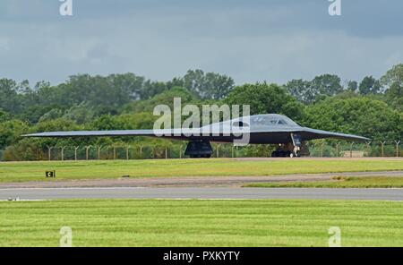 A B-2 Spirit distribuito da Whiteman Air Force Base, Mo., taxi la pista di RAF Fairford, Regno Unito, 9 giugno 2017. Bombardiere strategico missioni migliorano la disponibilità e la formazione necessarie per rispondere a qualsiasi potenziale crisi o la sfida in tutto il mondo. Foto Stock