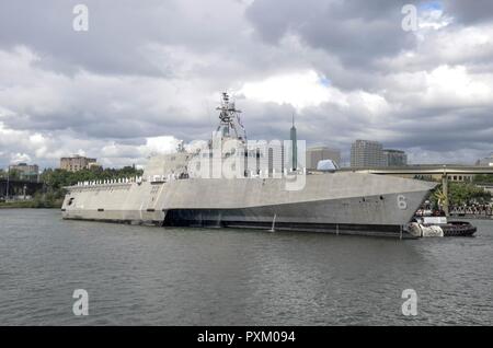 PORTLAND Ore. (8 giugno 2017) l'indipendenza-class Littoral Combat Ship USS Jackson (LCS 6) arriva a Portland per Rose Festival Settimana della flotta. Il festival e Portland Settimana della flotta sono una festa del mare servizi con i marinai, marine, e Guardia Costiera membri provenienti da Stati Uniti e Canada che rendono la città una porta di chiamata. Foto Stock