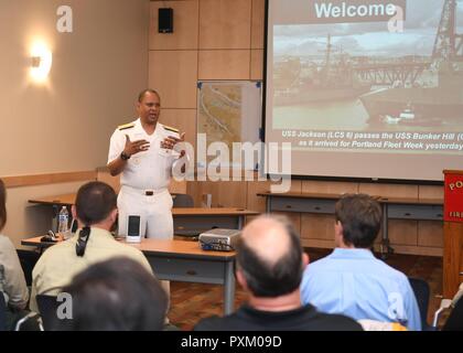 PORTLAND Ore., (Giugno 9, 2017) posteriori Adm. Gary Mayes, commander, Navy regione nord-ovest, parla durante un ambientale partner agenzia impegno manifestazione svoltasi presso il Bureau fuoco a Portland, Ore., durante la Rose Fest Settimana della flotta. Il festival e Portland Settimana della flotta sono una festa del mare servizi con i marinai, marine, e Guardia Costiera membri provenienti da Stati Uniti e Canada che rendono la città una porta di chiamata. Foto Stock