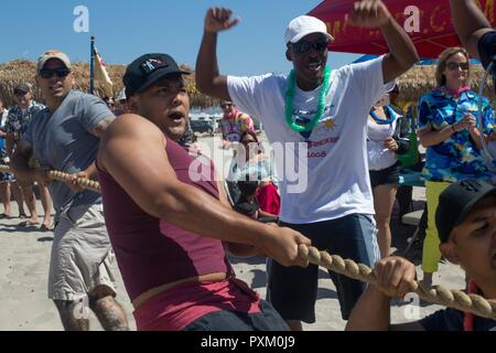 Stati Uniti Navy Petty Officer di terza classe Gozum Janrupert, un ospedale corpsman con Bravo Company, 1° Battaglione medica, 1° Marine Logistics Group partecipa a Tug-of-War durante il 1° Battaglione medico Luau e Pacific Islander celebrazione su Camp Pendleton, California, 9 giugno 2017. La manifestazione si è tenuta a riunire i Marines e marinai del 1° Battaglione medico e celebrare la Pacific Islander mese. Foto Stock