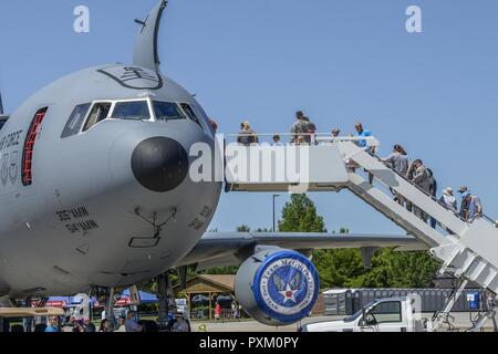 I membri del team Scott tour vari aerei sulla linea di volo durng la Scott Air Force Base Airshow 2017, 9 giugno 2017. L'aria mostra aveva proformances dagli Stati Uniti Thunderbirds, TORA TORA TORA nonché lo statics sul display per gli ospiti per tour. (United States Air Force Foto Stock