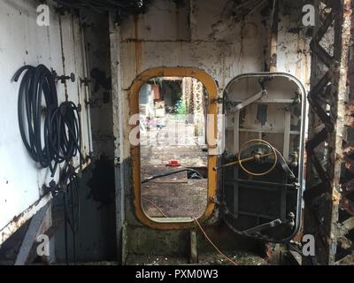 Un passaggio a bordo di una nave abbandonati situato in corrispondenza di un sommerso-land site sul Columbia River vicino Goble, Ore., mostra la disastrosa condizione delle navi al sito, 3 giugno 2017. Più di una tonnellata di materiali pericolosi è stato rimosso dai sette navi al sito da parte di contraenti da National Response Corporation Servizi Ambientali sotto la direzione della Guardia Costiera personale. Foto Stock