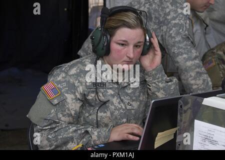 Stati Uniti Pfc dell'esercito. Skyler Baker, sede del Quartier Generale della Società 572nd, ingegnere vigili del Battaglione, 86a brigata di fanteria combattere Team (montagna), Vermont Guardia nazionale, controlla la radio a Fort Drum, N.Y., Giugno 7, 2017. La 86IBCT (MTN) condotto una warfighter esercizio per la loro formazione annuale. Foto Stock