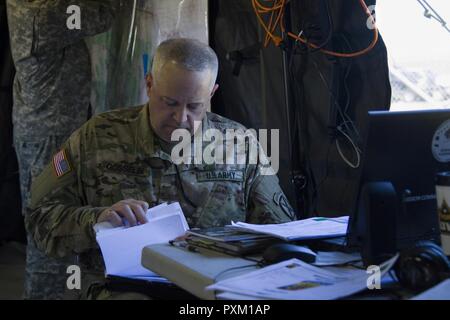 Stati Uniti Esercito Capt. Loren Gosselin, sede del Quartier Generale della Società 572nd, ingegnere vigili del Battaglione, 86a brigata di fanteria combattere Team (montagna), Vermont Guardia nazionale, recensioni delle stime per il battaglione a Fort Drum, N.Y., Giugno 7, 2017. La 86IBCT (MTN) condotto una warfighter esercizio per la loro formazione annuale. Foto Stock