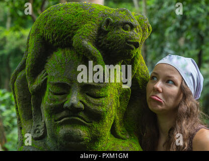 Giovane donna turistico in stile balinese tradizionale tempio indù Taman Ayun in Mengwi. Bali, Indonesia. Foto Stock