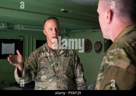 1Lt. Andrew Larson, la recitazione di operazioni di sostegno alla mobilità di ufficiale responsabile per la 96Supporto brigata, spiega il suo ruolo e le procedure durante l'operazione di esercizio di sostenere la furia di Brig. Gen. Gregorio Mosser, Comandante generale del 364 Expeditionary Supporto comando, a Ogden, Utah, 10 giugno 2017. L'esercizio fornisce scenari di nozionale e formazione parallela al real-gli eventi del mondo. Foto Stock