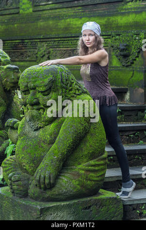 Giovane donna turistico in stile balinese tradizionale tempio indù Taman Ayun in Mengwi. Bali, Indonesia. Foto Stock