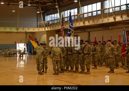 Lt. Gen. Thomas vandalo, Ottava Armata comandante generale, passa la brigata di colori al Col. Richard Wright durante la trentacinquesima difesa aerea della brigata di Artiglieria del cambiamento di cerimonia di comando 9 Giugno a Osan Air Base, Corea del Sud. Col. Richard Wright ha assunto il comando della trentacinquesima ADA BDE da Col. Contrassegnare Holler. Foto Stock