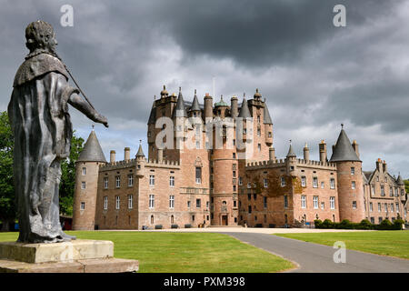Prato anteriore di Glamis Castle casa d'infanzia di regina madre con piombo statua del Re Giacomo I di Inghilterra e Re Giacomo VI di Scozia Foto Stock