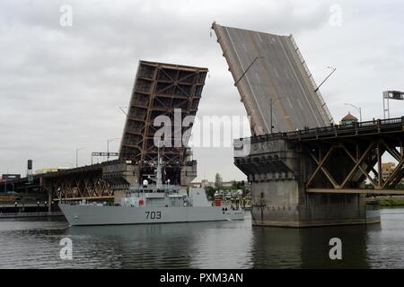 PORTLAND, Ore. (12 giugno 2017) - Sua Maestà nave canadese di Edmonton (MM 703) transita il fiume Willamette dopo aver partecipato a Portland Rose Festival Settimana della flotta a Portland, Ore., Giugno 12. Il festival e Portland Settimana della flotta sono una festa del mare servizi con marinai, Marines e Guardia Costiera membri provenienti da Stati Uniti e Canada che rendono la città una porta di chiamata. Foto Stock