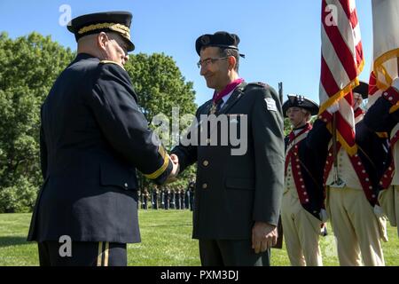 GEN Mark A. Milley, 39th capo del personale, U.S. Esercito, si congratula con il Mag. Gen. Yaacov Barak, commander, Forze di Difesa Israeliane, forze di terra comando, dopo la stipulazione di lui la legione di merito, per l'eccezionale servizio meritevole, 9 giugno 2017, durante un esercito pieno onore Cerimonia di arrivo sul campo di Whipple, Base comune Myer - Henderson Hall, Va. Foto Stock