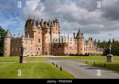 Prato anteriore di Glamis Castle casa d'infanzia di regina madre con le statue del Re Giacomo I e Carlo I con sole e nuvole Scotland Regno Unito Foto Stock