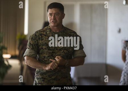 Col. Sean Killeen, comandante, Marine Corps base Hawaii, dà un discorso durante il servizio attivo fondo rigido cerimonia di premiazione al Circolo Ufficiali sala da ballo a bordo MCB Hawaii il 8 giugno 2017. Il Navy-Marine Corps Relief Society ha ospitato la cerimonia di premiazione per riconoscere le unità che hanno donato $190.000 all'attivo del Fondo di dazio fisso. Foto Stock