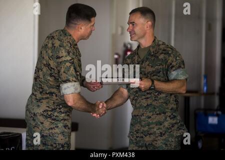 Col. Sean Killeen, comandante, Marine Corps base Hawaii, rilascia un attestato di Lt. Col. Steven Eastin, comandante, 3° Battaglione, 3° Reggimento Marine, per la sua unità durante il servizio attivo fondo rigido cerimonia di premiazione al Circolo Ufficiali sala da ballo a bordo MCB Hawaii il 8 giugno 2017. Il Navy-Marine Corps Relief Society ha ospitato la cerimonia di premiazione per riconoscere le unità che hanno donato $190.000 all'attivo del Fondo di dazio fisso. Foto Stock