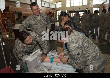 Stati Uniti Avieri assegnato alla XXXVI Medical Group simulare il prelievo di sangue durante una giornata di formazione Giugno 8, 2017, presso Andersen Air Force Base, Guam. In aggiunta al prelievo di sangue, aviatori dalla trentaseiesima MDG e 159OMD, Naval Air Station Comune Base di riserva di New Orleans, in Louisiana, praticato abilità come la sutura, inserimento di cateteri con tecnica sterile, preparazione di calchi e altro ancora. Foto Stock