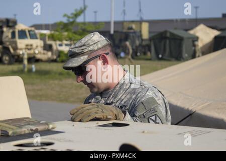 Stati Uniti Army Spc. Kyle Spaulding siete, Echo Company, 186th brigata battaglione di supporto, 86a brigata di fanteria combattere Team (montagna), Vermont Guardia nazionale, funziona sulla base di un generatore a Fort Drum, N.Y., 10 giugno 2017. Spaulding siete Spc. Kale Raymond sono la sola meccanica di supporto del 86º IBCT (MTN) durante un esercizio warfighter condotta per formazione annuale. Foto Stock