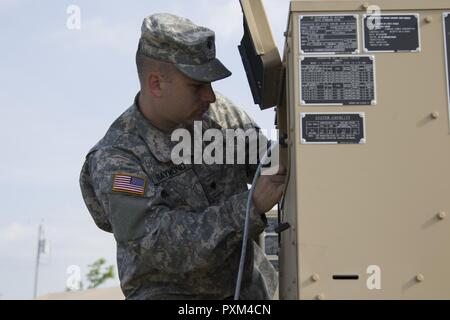 Stati Uniti Army Spc. Kale Raymond, Echo Company, 186th brigata battaglione di supporto, 86a brigata di fanteria combattere Team (montagna), Vermont Guardia nazionale, funziona sulla base di un generatore a Fort Drum, N.Y., 10 giugno 2017. Raymond e SPC. Kyle Spaulding siete sono solo la meccanica di supporto del 86º IBCT (MTN) durante un esercizio warfighter condotta per formazione annuale. Foto Stock