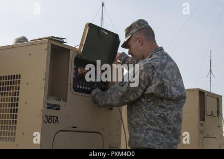 Stati Uniti Army Spc. Kale Raymond, Echo Company, 186th brigata battaglione di supporto, 86a brigata di fanteria combattere Team (montagna), Vermont Guardia nazionale, funziona sulla base di un generatore a Fort Drum, N.Y., 10 giugno 2017. Raymond e SPC. Kyle Spaulding siete sono solo la meccanica di supporto del 86º IBCT (MTN) durante un esercizio warfighter condotta per formazione annuale. Foto Stock