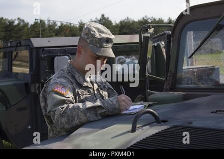 Stati Uniti Army Spc. Kale Raymond, Echo Company, 186th brigata battaglione di supporto, 86a brigata di fanteria combattere Team (montagna), Vermont Guardia nazionale, registri la manutenzione effettuata su un Humvee a Fort Drum, N.Y., 10 giugno 2017. Raymond e SPC. Kyle Spaulding siete sono solo la meccanica di supporto del 86º IBCT (MTN) durante un esercizio warfighter condotta per formazione annuale. Foto Stock