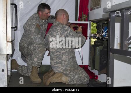 Stati Uniti Army Spc. Kyle Spaulding siete, sinistra e SPC. Kale Raymond, diritto, società di Echo, 186th brigata battaglione di supporto, 86a brigata di fanteria combattere Team (montagna), Vermont Guardia nazionale, eseguire operazioni di manutenzione sulla base di un generatore a Fort Drum, N.Y., 10 giugno 2017. Raymond e SPC. Kyle Spaulding siete sono solo la meccanica di supporto del 86º IBCT (MTN) e advanced echelon soldati dal 186th BSB. Foto Stock