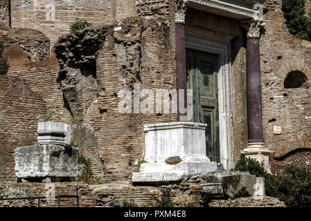 Das Forum Romanum in Rom, Tempel des Romolo , Tempio de Romolo Foto Stock