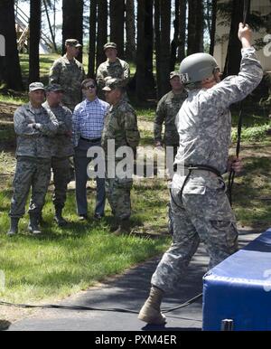 Il Mag. Gen. Michael E. Stencel, Aiutante Generale, Oregon, e Briga. Gen. Mark A. Crosby, comandante della Joint Operations nazionali, osservare Air Assault formazione tenutosi presso il Camp Rilea in Warrenton Oregon, Giugno 8, 2017. Soldati e aviatori rappelled off di un 70-piede torre in preparazione al rappel al di fuori di un UH-60 Black Hawk elicottero. Foto Stock