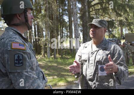 Oregon Guardia Nazionale Brig. Gen. Mark A. Crosby, comandante della Joint Operations nazionali, colloqui con il Mag. Robert Wagner (sinistra), il comando di formazione executive officer presso il Camp Umatilla in Umatilla, Oregon, osservando Air Assault formazione tenutosi presso il Camp Rilea in Warrenton Oregon, Giugno 8, 2017. Foto Stock