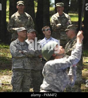 Il Mag. Gen. Michael E. Stencel, Aiutante Generale, Oregon, e Briga. Gen. Mark A. Crosby, comandante della Joint Operations nazionali, osservare Air Assault formazione tenutosi presso il Camp Rilea in Warrenton Oregon, Giugno 8, 2017. Soldati e aviatori rappelled off di un 70-piede torre in preparazione al rappel al di fuori di un UH-60 Black Hawk elicottero. Foto Stock