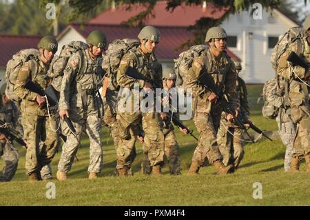 Soldati e aviatori marzo verso un 70-piede rappel torre durante l'Air Assault corso tenuto presso il Camp Rilea in Warrenton Oregon, Giugno 7, 2017. Gli studenti saranno rappel con piena zaini come uno dei test devono completare per essere aggiudicati la Air Assault badge. Il corso consiste di allenamento fisico, ruck marche, istruzione in classe e a mani su esercizi pratici. Foto Stock