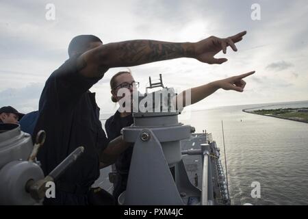 MAYPORT, Fla. (11 giugno 2017) Intendente di terza classe Kendal Honeycutt e intendente di terza classe Kaitlynn N. Ledger guarda dritta bridgewing durante un mare-e-dettaglio di ancoraggio a bordo dell'assalto anfibio nave USS Iwo Jima (LHD 7). Iwo Jima è attualmente in corso una serie di certificazioni in preparazione per le operazioni future e delle installazioni. Foto Stock