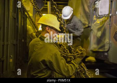 3 OCEANO PACIFICO (Giugno 9, 2017) lancia Cpl. Jamie Robbins, nativo di Plottsburgh, New York, assegnato al XV Marine Expeditionary Unit, a bordo del dock anfibio sbarco nave USS Pearl Harbor (LSD 52), fissa un veicolo nella nave ben coperta. Pearl Harbor è attualmente in corso, la conduzione di una certificazione di esercizio (CERTEX) come parte della terza ed ultima fase di qualificazione per la loro prossima distribuzione. L'America pronto anfibio gruppo è composto di più di 1.800 marinai e 2.600 marines assegnato all'assalto anfibio nave USS America (LHA 6), il trasporto anfibio dock Foto Stock