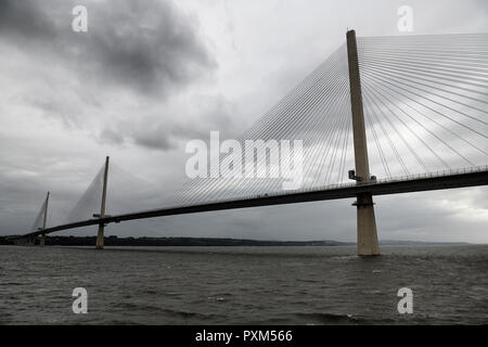 Moderno Queensferry attraversando il cavo alloggiato sospensione ponte sul Firth of quarto a Edimburgo in Scozia UK sotto tempestoso cielo grigio Foto Stock