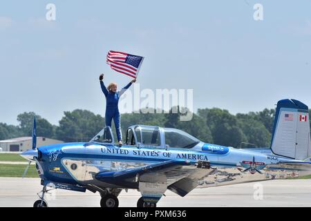 Julie Clark onde una bandiera americana dopo lo sbarco la sua Beechcraft T-34 Mentor durante le ali sopra Whiteman air show a Whiteman Air Force Base, Mo., 11 giugno 2017. L'evento in primo piano le esibizioni di combattimento aereo il comando F-16 Viper team di dimostrazione, IL GOVERNO DEGLI STATI UNITI Esercito di cavalieri d'Oro, la 442d Fighter Wing è un-10 Thunderbolt II e più. I partecipanti hanno avuto anche la possibilità di partecipare a varie visualizza statici e gli eventi di massa. Foto Stock