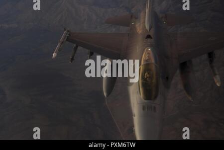 Un F-16 Fighting Falcon jet da combattimento, assegnato al XVI armi Squadron presso la Base Aerea Militare di Nellis Nev., partecipa a una scuola di armi missione di integrazione Giugno 8, 2017. In un combattimento aereo ruolo, F-16's manovrabilità e combattere il raggio superiore a quello di tutte le minacce potenziali degli aerei da caccia. Foto Stock