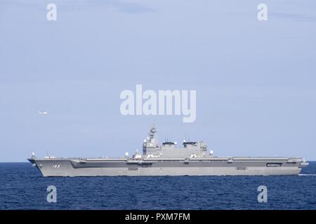 Sul mare del sud della Cina (10 giugno 2017) Giappone marittimo Forza di Autodifesa (JMSDF) nave JS Izumo (DDH 183) transita sul Mare della Cina del Sud come si partecipa a operazioni marittime con Arleigh Burke-class guidato-missile destroyer USS Sterett (DDG 104), nave JMSDF JS Sazanami (DD 113), Royal Canadian navy ship HMCS Winnipeg (338) e Royal Australian navy ship HMAS Ballarat (FFH 155). Sterett è parte della superficie Sterett-Dewey Action Group ed è il terzo gruppo di distribuzione che operano sotto il comando ed il controllo costrutto denominato 3a flotta in avanti. Stati Uniti 3a flotta operante in avanti offre opzioni aggiuntive Foto Stock