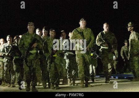 Sotto lo sguardo vigile di trapano sergenti, riserva di esercito di soldati arriva per eseguire un primo mattino fisica test al 2017 U.S. La riserva di esercito guerriero migliore concorrenza a Fort Bragg, N.C. Giugno 13. Questo anno il guerriero migliore concorrenza determineranno il top noncommissioned officer e junior soldato arruolato che rappresenteranno gli Stati Uniti Esercito di riserva nel dipartimento dell'esercito guerriero migliore concorrenza entro la fine di quest'anno a Fort A.P. Hill, Va. Foto Stock