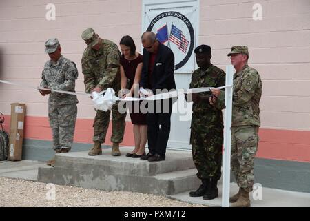 Il completamento del nuovo edificio all'Ladyville Health Clinic è ufficialmente contrassegnato con la cerimonia del taglio del nastro tenutasi il 9 giugno 2017 in Ladyville Belize. Mostrate il taglio del nastro (da sinistra a destra): capo garantisce 3 Herminio Romero, site project manager e membro dell'Ingegnere 448th battaglione da Puerto Rico; Col. John Simma, oltre l'orizzonte 2017 Task Force Commander Jaguar; Adrienne Galanek, Incaricato d'Affari a.i. per gli Stati Uniti Ambasciata Belize; Ramon Figueroa, CEO del Belize Ministero della Salute; Lancia Cpl. Allietano del Belize Defence Force e il tenente Col. Robert Ramsey, difesa Senior Foto Stock