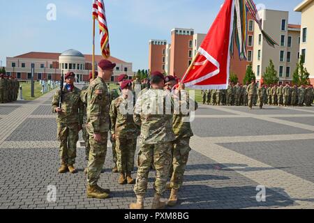 Lt. Col. Benjamin A. Bennett (a destra), il comandante uscente della 54ª Brigata Battaglione ingegnere, 173rd Brigata Aerea, passa la bandiera di Col. Gregorio K. Anderson (centro), comandante del 173rd Brigata Aerea, durante la modifica del comando cerimonia alla Caserma del Din a Vicenza, Italia, 13 giugno 2017. Il 173rd Brigata Aerea, con sede in Vicenza, Italia, è l'esercito di contingenza Forza di risposta in Europa ed è in grado di proiettare le forze per condurre la piena gamma delle operazioni militari su tutto il territorio degli Stati Uniti, europeo centrale e comandi Africa aree di responsabilità. Foto Stock