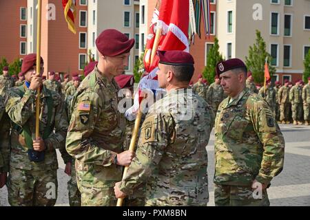 Lt. Col. Andrew J. Beker (sinistra), in entrata comandante della brigata 54th Engineer battaglione, 173rd Brigata Aerea, riceve una bandiera del Col. Gregorio K. Anderson (centro), comandante del 173rd Brigata Aerea, durante la modifica del comando cerimonia alla Caserma del Din a Vicenza, Italia, 13 giugno 2017. Il 173rd Brigata Aerea, con sede in Vicenza, Italia, è l'esercito di contingenza Forza di risposta in Europa ed è in grado di proiettare le forze per condurre la piena gamma delle operazioni militari su tutto il territorio degli Stati Uniti, europeo centrale e comandi Africa aree di responsabilità. Foto Stock