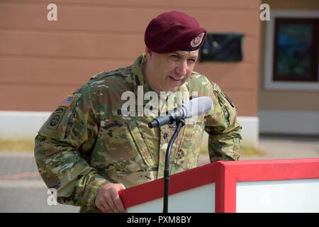 U. S. esercito paracadutista Lt. Col. Benjamin A. Bennett, comandante uscente della 54ª Brigata Battaglione ingegnere, 173rd Brigata Aerea, parla durante la modifica del comando cerimonia alla Caserma del Din a Vicenza, Italia, 13 giugno 2017. Il 173rd Brigata Aerea, con sede in Vicenza, Italia, è l'esercito di contingenza Forza di risposta in Europa ed è in grado di proiettare le forze per condurre la piena gamma delle operazioni militari su tutto il territorio degli Stati Uniti, europeo centrale e comandi Africa aree di responsabilità. Foto Stock